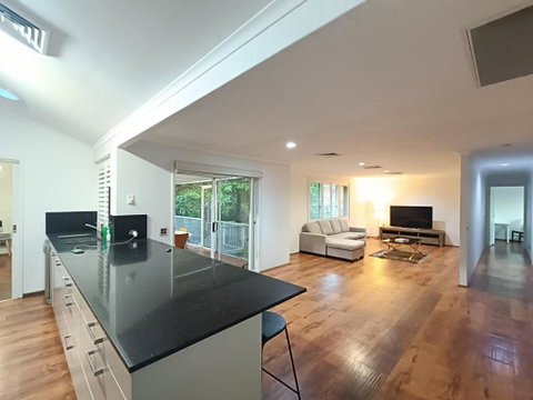 Peaceful Room In Modern Baulkham Hills Home - BH3 - Accommodation Coffs Harbour 1