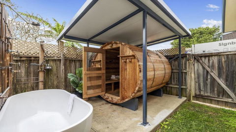 Pet - Friendly, Sleeps 4, 1 5 Bathrooms, Outdoor Sau - Accommodation Coffs Harbour 0