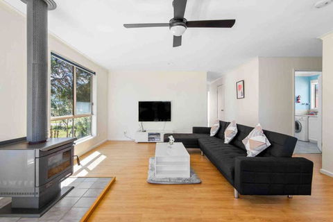 Picturesque Lakeside Getaway: Views, Beach, Park - Accommodation Coffs Harbour 2
