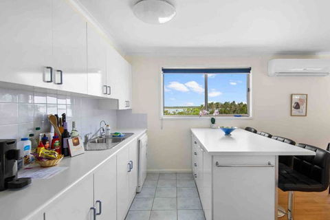 Picturesque Lakeside Getaway: Views, Beach, Park - Accommodation Coffs Harbour 0