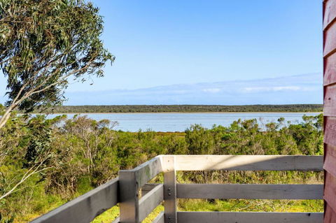 Picturesque Lakeside Getaway: Views, Beach, Park - Accommodation Coffs Harbour 3
