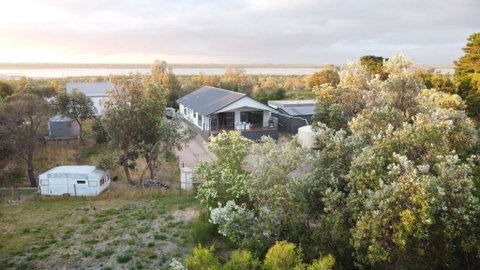 PIECE OF PARADISE, Huge 4 Bedroom Haven - Accommodation Coffs Harbour 3