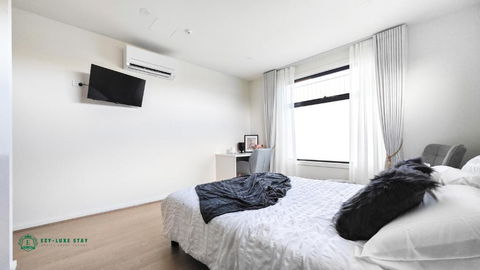 Queen Bed Stylish Suite With TV - Room 12 - Accommodation Coffs Harbour 0