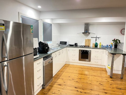Quiet, Cozy And Calm 3 Bedroom House. - Accommodation Coffs Harbour 2