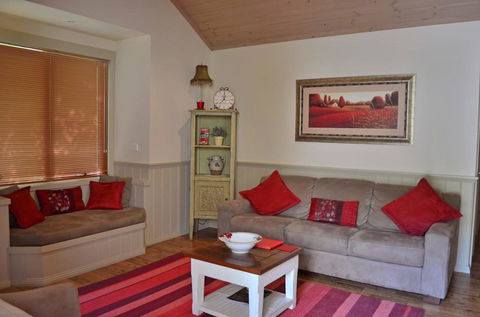 Autumn Affair Cottage 5 - Accommodation Coffs Harbour 2