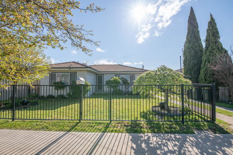 Autumn St - Trendy East Orange - Near CBD - Accommodation Coffs Harbour 0