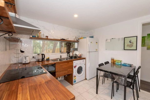 Relaxed Private Double Room In Carramar - Close To Station - Shared Bathroom - Accommodation Coffs Harbour 3