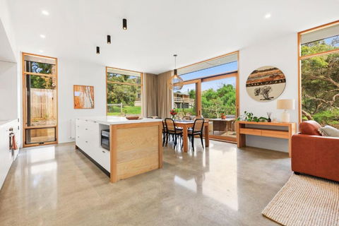 REFRESH At Lonnie - Accommodation Coffs Harbour 2
