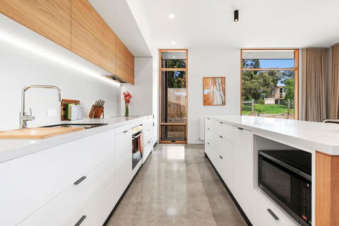REFRESH At Lonnie - Accommodation Coffs Harbour 3