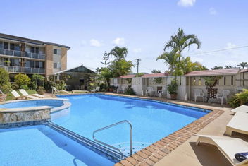 Renovated, Pool, Spa, Beach, Bbq, Sleeps 4 with Accommodation Coffs Harbour