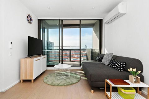 Resort-style Docklands Riverview Stay With Parking - Accommodation Coffs Harbour 2