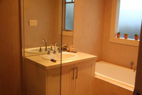 River Rock Cottage Centrally Located And Dog Friendly - Accommodation Coffs Harbour 3
