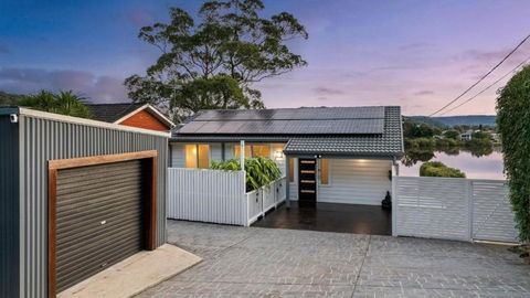 Riverside Retreat - Absolute Waterfront - Accommodation Coffs Harbour 2