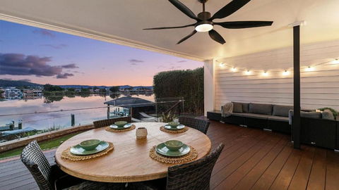 Riverside Retreat - Absolute Waterfront - Accommodation Coffs Harbour 3