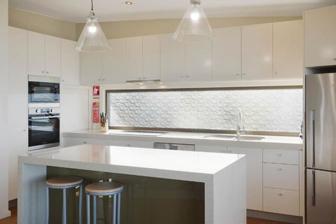 Rolling Waves 3 - Beach Access & Pet Friendly! - Accommodation Coffs Harbour 3