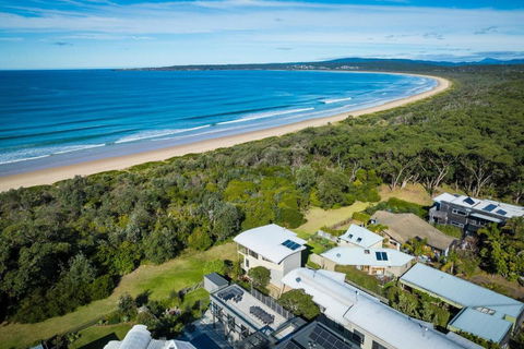 Rolling Waves 3 - Beach Access & Pet Friendly! - Accommodation Coffs Harbour 0