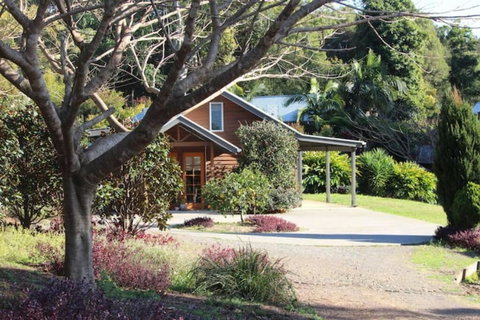 Romantic Lakeview Cottage - Accommodation Coffs Harbour 0
