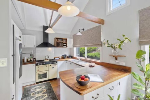 Romantic Lakeview Cottage - Accommodation Coffs Harbour 2