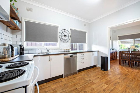 Rosewood Cottage - Stroll To Central, Cosy Escape - Accommodation Coffs Harbour 1
