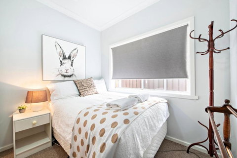 Rosewood Cottage - Stroll To Central, Cosy Escape - Accommodation Coffs Harbour 2