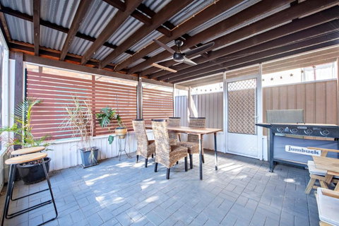 Rosewood Cottage - Stroll To Central, Cosy Escape - Accommodation Coffs Harbour 3