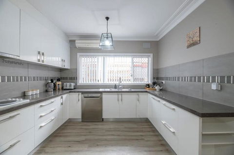 Roycox Cottage - Charming Escape, Fireplace - Accommodation Coffs Harbour 2