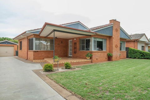 Roycox Cottage - Charming Escape, Fireplace - Accommodation Coffs Harbour 3