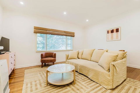 Salmon Calm - Trendy Velvet Allure By Albert Park - Accommodation Coffs Harbour 2
