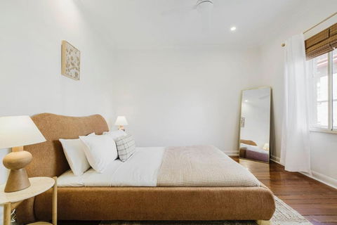 Salmon Calm - Trendy Velvet Allure By Albert Park - Accommodation Coffs Harbour 0