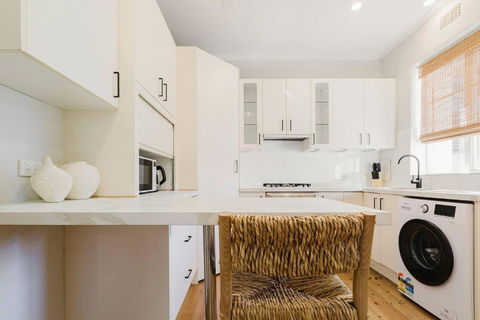 Salmon Calm - Trendy Velvet Allure By Albert Park - Accommodation Coffs Harbour 1