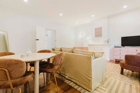Salmon Calm - Trendy Velvet Allure By Albert Park - Accommodation Coffs Harbour 3