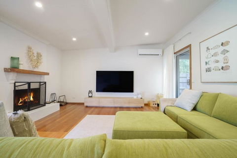 Salt Air Beach Retreat - 280m Walk To Foreshore, Check Out 5pm Sunday! - Accommodation Coffs Harbour 3