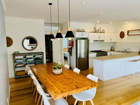 Salt Life - Pet Friendly Outside WIFI - Accommodation Coffs Harbour 2