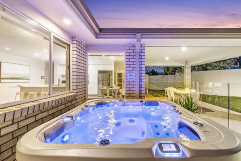 Salty Pause At Bondi House - With Spa And Pet Friendly! - Accommodation Coffs Harbour 1