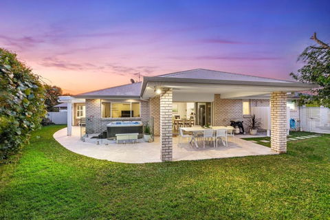 Salty Pause At Bondi House - With Spa And Pet Friendly! - Accommodation Coffs Harbour 3
