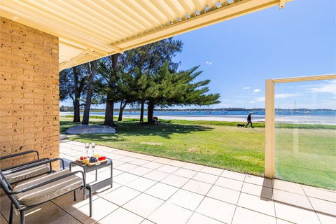 Sandy Beach House Corlette Unit 1 Waterfront WI-FI Aircon - Accommodation Coffs Harbour 2