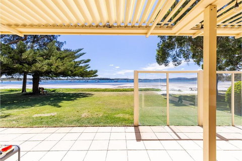 Sandy Beach House Corlette Unit 1 Waterfront WI-FI Aircon - Accommodation Coffs Harbour 1