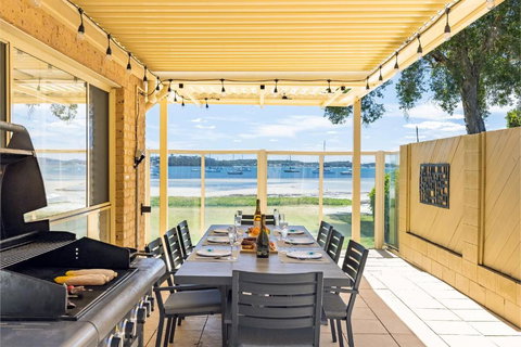 Sandy Beach House Corlette Unit 1 Waterfront WI-FI Aircon - Accommodation Coffs Harbour 3