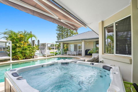 SEACLUSION 5 Bed Waterfront, Sleeps 12 - Accommodation Coffs Harbour 3