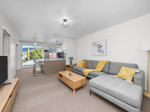 Sandy Bay Apartment With Hobart River View, Near UTAS - Stroll To Cafes And Shops - Accommodation Coffs Harbour 0