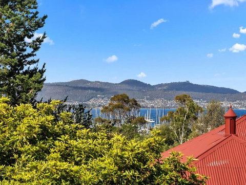 Sandy Bay Apartment With Hobart River View, Near UTAS - Stroll To Cafes And Shops - Accommodation Coffs Harbour 1