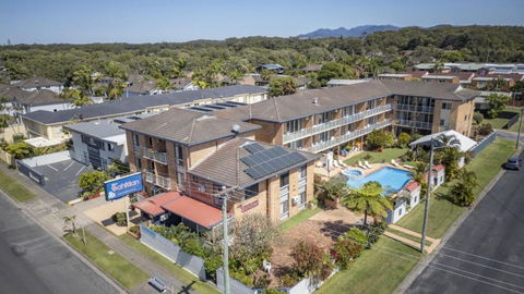 Sleeps 2, Pool, Steps To Beach And Cafes - Accommodation Coffs Harbour 1
