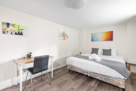 Spacious King Studio Room - Nearby Station & Shops - Located At Carramar - Accommodation Coffs Harbour 3