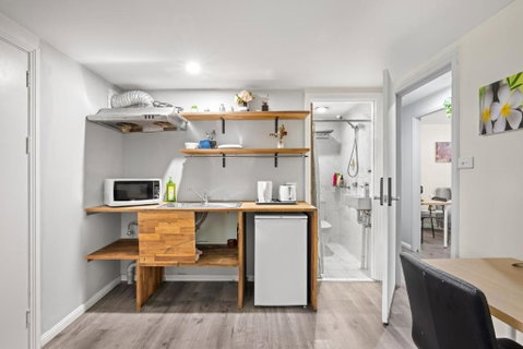 Spacious King Studio Room - Nearby Station & Shops - Located At Carramar - Accommodation Coffs Harbour 2