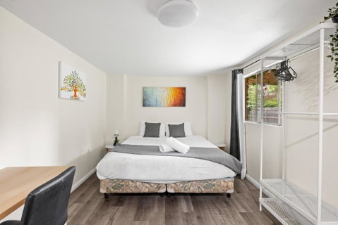 Spacious King Studio Room - Nearby Station & Shops - Located At Carramar - Accommodation Coffs Harbour 0