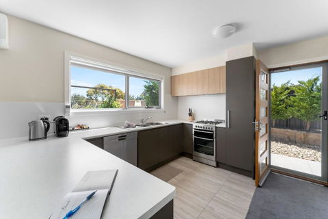 T Bar On Twynam - Modern 2BR Apartment L WiFi L Netflix L BBQ L Smart TV L Air-Con - Accommodation Coffs Harbour 0