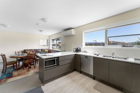 T Bar On Twynam - Modern 2BR Apartment L WiFi L Netflix L BBQ L Smart TV L Air-Con - Accommodation Coffs Harbour 1