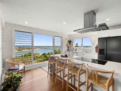 THE PENTHOUSE - Spectacular Views Of The Bay, And The Ocean! Only 150m To Shaws Bay - Accommodation Coffs Harbour 0