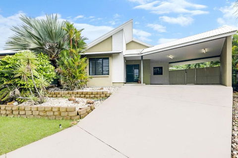 Ah Mat Bungalow - Tropical Darwin Stay With Pool - Accommodation Coffs Harbour 1