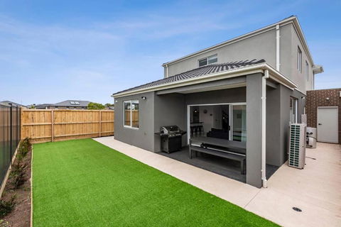 Amazing Family Home Opposite A Park & Sleeps 10 - Accommodation Coffs Harbour 0